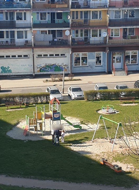 Bawiące się dzieci na placu zabaw przy ulicy Patriotów w...