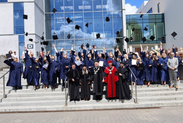 Na zakończenie uroczystości absolwenci wyszli na zewnątrz uczelni i tradycyjnie rzucili biretami ku niebu. Na kolejnych zdjęciach zobaczcie jak poszczególni absolwencie odbierają dyplomy.