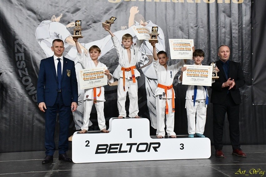 8 medali zawodników Karate Klub Morawica na turnieju CARPATHIA CUP Rzeszów. Startowało ponad 700 zawodników z 8 krajów. Zobacz zdjęcia