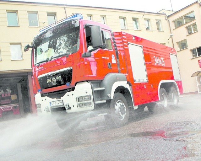 Strażacki MAN ma specjalne zraszacze, dzięki którym może podjechać blisko ognia. 