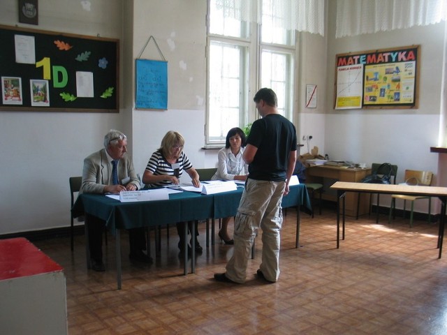 W Głogowie do 15.00 w lokalach wyborczych tłumów nie ma