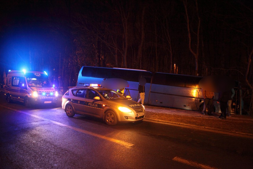 Wypadek w Ustce. Autobus wypadł z drogi