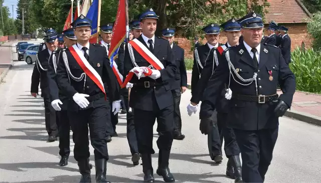 Strażacką kolumnę podczas jubileuszowych uroczystości w Krzczonowie prowadził druh Tadeusz Nur, komendant gminny Ochotniczych Straży Pożarnych w Opatowcu.