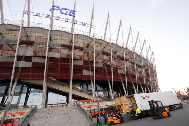 Jak lekarze nazywają  wezwania do pracy z chorymi na COVID-19 w szpitalu polowym na Stadionie Narodowym? „Typowaniem do kadry narodowej”. Ten wisielczy dowcip niby śmieszy, ale dotyka niemal wszystkich dzisiejszych problemów służby zdrowia: galopującej epidemii, zapełnionych miejsc w szpitalach, braków z personelem i rządowych prób opanowania zarazy. Sytuacja lekarzy i pacjentów jest bardzo trudna. I wszystko wskazuje, że będzie jeszcze trudniejsza.CZYTAJ DALEJ NA KOLEJNYM SLAJDZIE