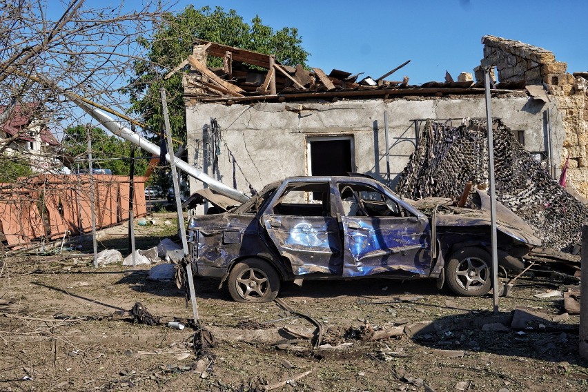 Straż pożarna w ruinach budynku zniszczonego przez rosyjski...