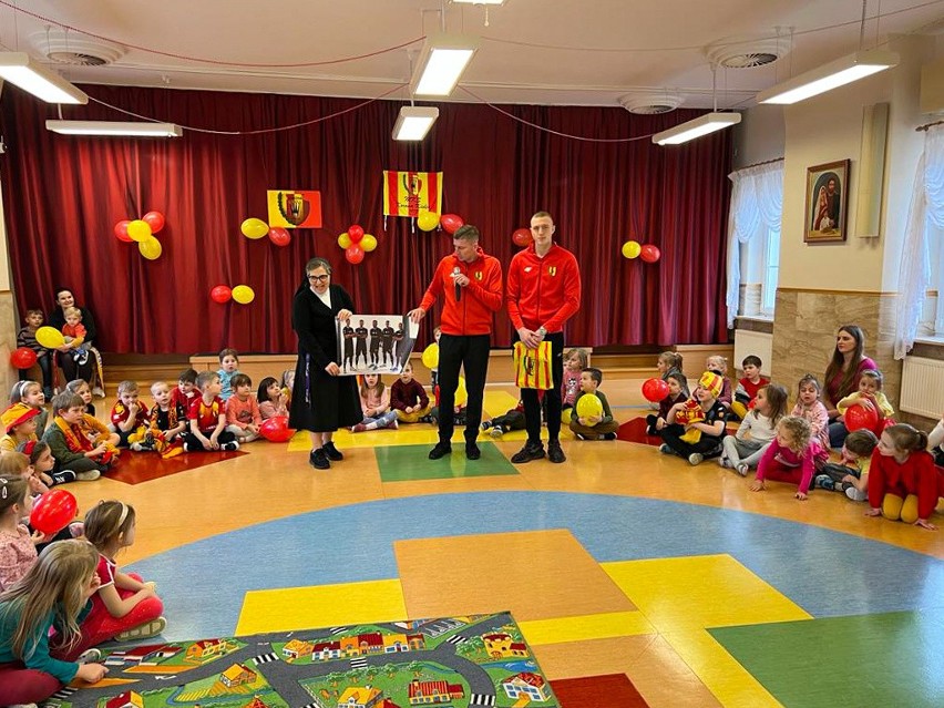 Piłkarze Korony Kielce Jacek Kiełb i Adrian Sandach odwiedzili kieleckie przedszkole. Odpowiadali na pytania, był też pokazowy trening