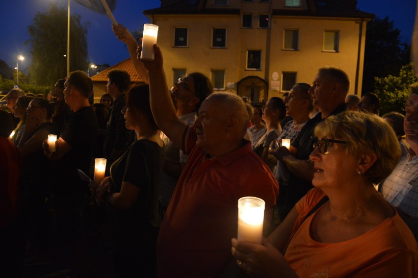 Tarnowianie tłumnie i głośno protestowali przed sądem