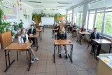 Kraśniccy uczniowie zmierzyli się z egzaminem ósmoklasisty. Zobacz zdjęcia ze Szkoły Podstawowej nr 3 im. A. Mickiewicza w Kraśniku
