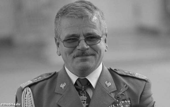 Generał dywizji Tadeusz Buk urodził się w 1960 roku w podkieleckiej Mójczy. Ukończył Liceum Ogólnokształcące imienia Juliusza Słowackiego. Zginął tragicznie, 10 kwietnia 2010 roku.