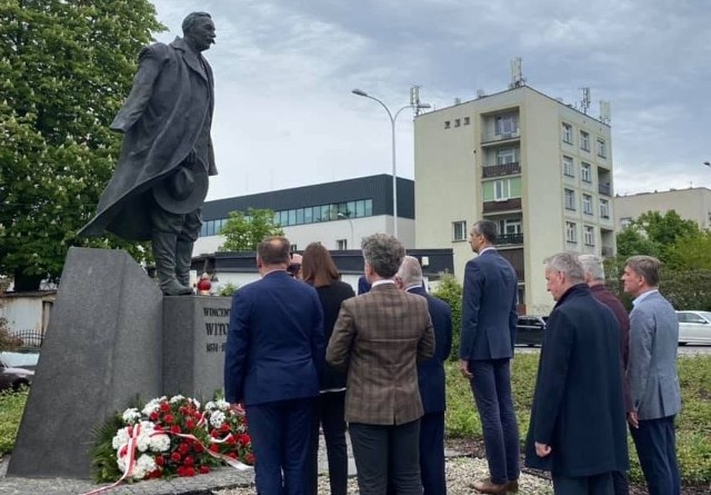 Politycy Prawa i Sprawiedliwości przed pomnikiem Witosa w Kielcach.