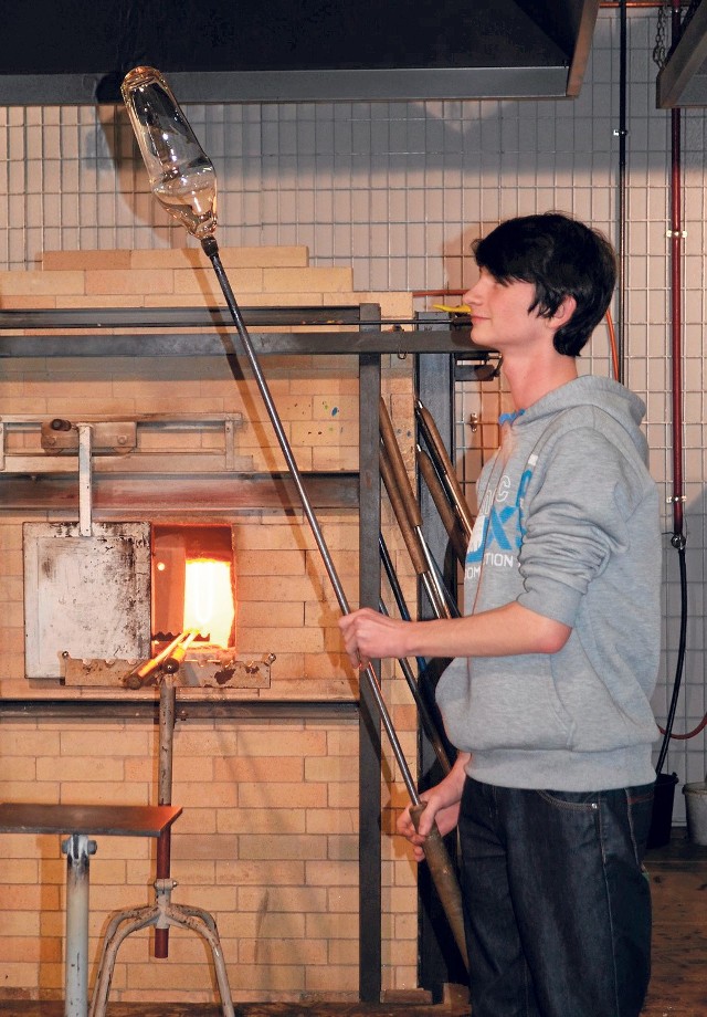 Uczniowie ZSP Nr 2 w Krośnie poznawali arkana trudnej sztuki wytwarzania wyrobów szklanych przy piecu hutniczym