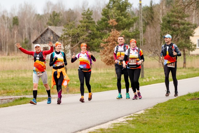 Ponad 300 osób wzięło udział w 50-kilometrowym Piekielnym Maratonie Pieszym, który start i metę miała w Miedzierzy gminie Smyków. Głównym organizatorem wydarzenia było Stowarzyszenie ImperActive. Piekielny  Maraton Pieszy już za nami, pora na fotorelację przygotowaną przez Pracownię Fotografii Janusz Lipiński Dziękujemy za niepowtarzalną atmosferę  która dzięki Wam panowała przez cały dzień mimo  zmiennej pogody i  różnorodnej trasy. Podziękowania kierujemy również dla naszych niezawodnych partnerów !Wspólnie możemy więcej! - czytamy na facebookowym profilu Stowarzyszenia ImperActive.Więcej zdjęć na kolejnych slajdach