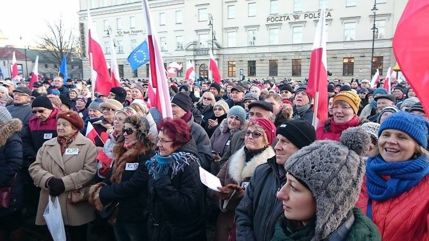 Manifestacja KOD na placu Litewskim w Lublinie