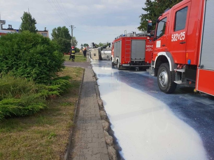 Rzeka mleka zalała Parzęczew po wypadku cysterny... [zdjęcia]