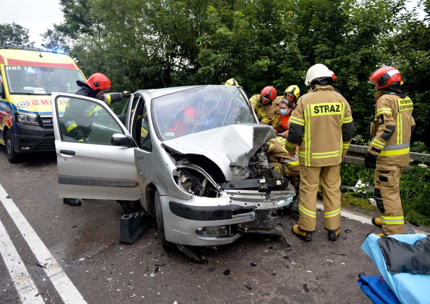 Wypadek przed Babicami koło Przemyśla. W zderzeniu citroena z golfem poważnie ranne zostały 3 osoby [ZDJĘCIA]