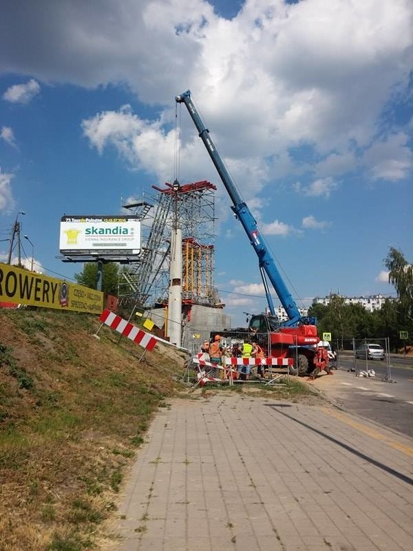 W środę dźwig przystąpił do montażu wysokiego na prawie 20 metrów pylonu przy budowanej kładce nad ulicą Szarych Szeregów.