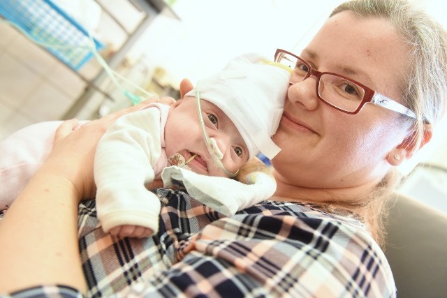 Mała Dominika przyszła na świat w 22. tygodniu ciąży. Ważyła zaledwie 490 gramów! Niebawem, po siedmiu miesiącach w szpitalu, dziewczynka wyjdzie do domu. Tutaj na zdjęciu z mamą Anną Zabłocką.