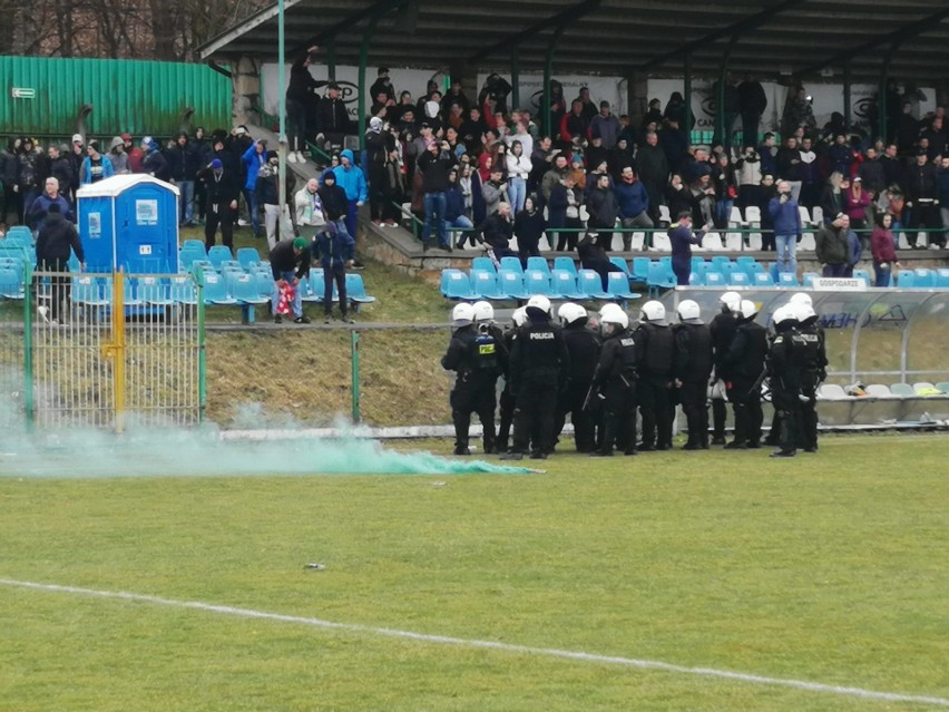 Rozróba na meczu Okocimski Brzesko - Tarnovia. Policja użyła armatki, są zatrzymani i ranni