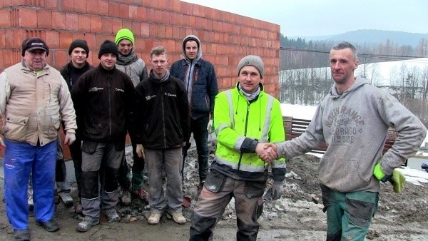Zbigniew Lis (pierwszy po prawej) właściciel spalonego warsztatu wraz z Jarosławem Stypułą i ekipą pomocników.