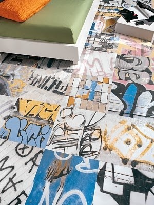 Płytki pokryte graffitiHiszpańska firma Peronda do odważnych wnętrz proponuje płytki pokryte malunkami Roberta Banksa, brytyjskiego artysty graffiti.