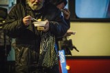 Toruńska fundacja rozda bezdomnym maseczki, kawę i... Ewangelię