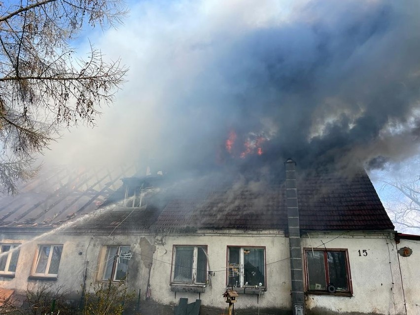 Pożar domu w Maciejewie w gminie Maszewo. Ewakuowano 15 osób