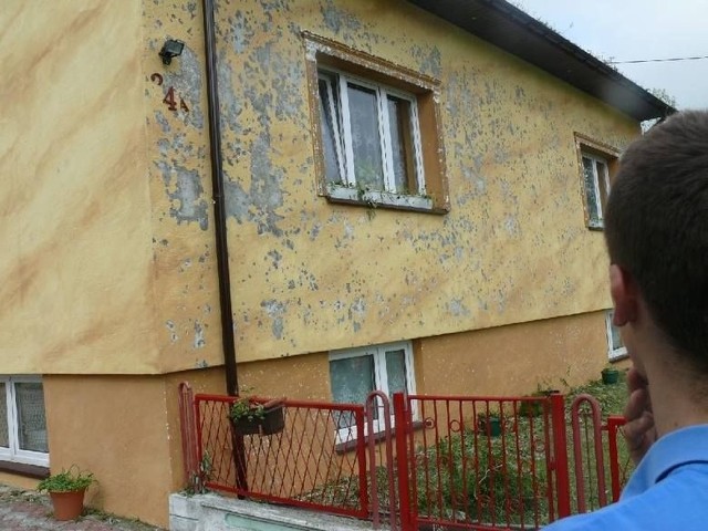 Tak wyglądała elewacja jednego z domów w gminie Sędziszów po przejściu nawałnicy. Grad porobił również dziury w dachach. Niektóre pokrycia zerwał silny wiatr.
