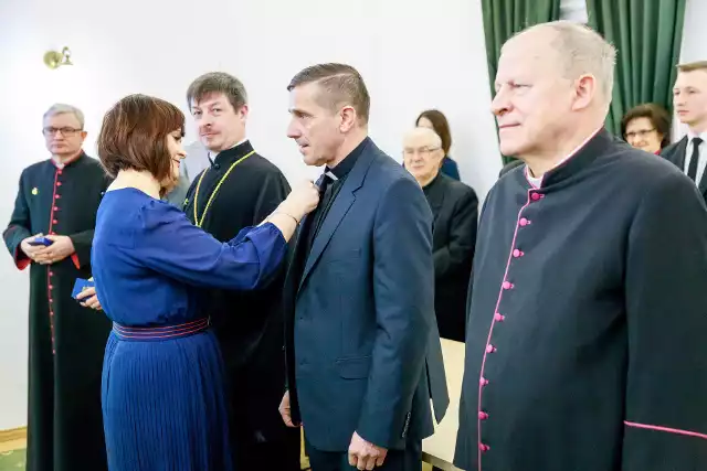 Małgorzata Dajnowicz wręczyła podlaskim księżom Złote Odznaki Zasługi „Za opiekę nad zabytkami”