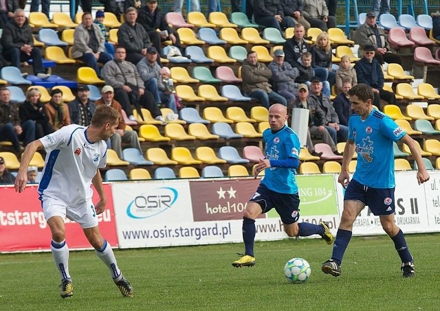 Piłkarze Błękitnych (niebieskie koszulki) dwukrotnie w tym sezonie pokonali MKS Kluczbork. U siebie 4:0, a na wyjeździe 2:1.