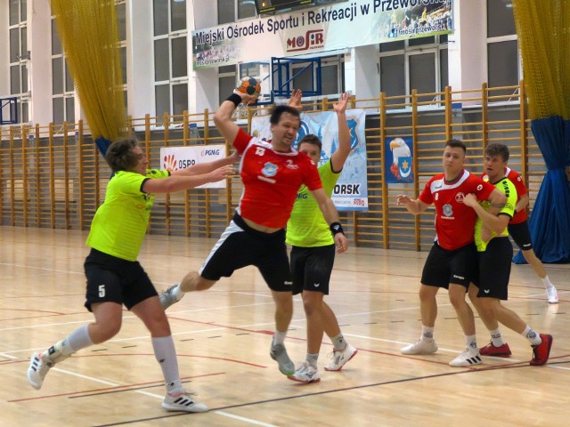 SPR Orzeł Przeworsk (czerwone koszulki) pokonał AZS AGH Kraków i pozostaje niepokonany w lidze.