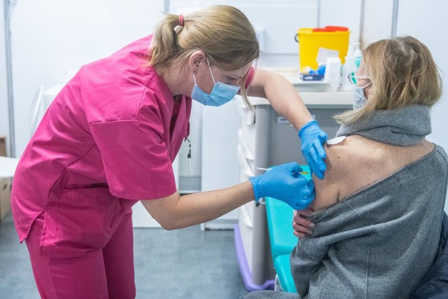 Szczepienia przeciwko koronawirusowi dla seniorów już za pasem. Dlatego ci, którzy nie mogą samodzielnie dotrzeć do punktu szczepień, martwią się, jak dostaną się na wizytę.