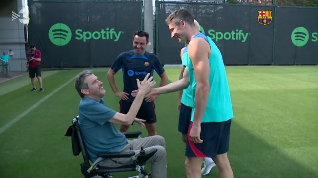 Robert Lewandowski, wraz z trenerem Xavim oraz Sergim Roberto spotkali się w bazie treningowej Barcelony z inicjatorem meczu przeciwko ALS Barcelona - Manchester City