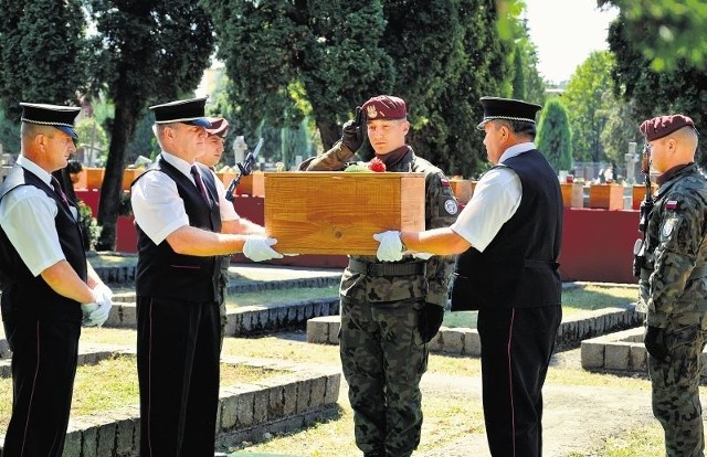 Trumny do zbiorowej mogiły z czcią i honorami przynosili żołnierze Wojska Polskiego. Modlitwy odprawili duchowni trzech wyznań