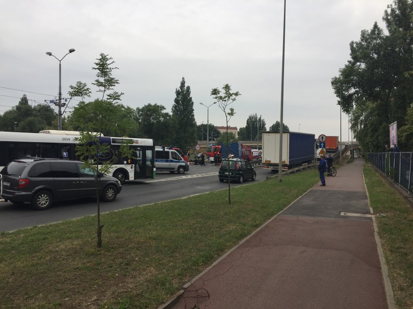 Wypadek na Gdańskiej w Szczecinie: Szokujące nagranie! Kierowca przejechał przez torowisko i wbił się w nadjeżdżającą ciężarówkę! [WIDEO]