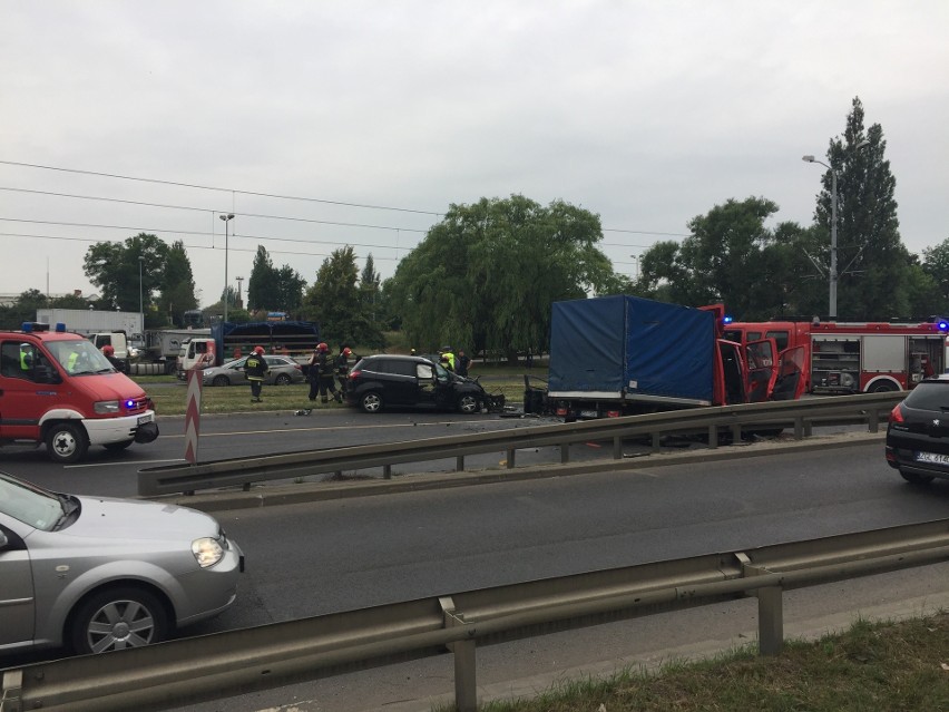 Wypadek na Gdańskiej w Szczecinie: Szokujące nagranie! Kierowca przejechał przez torowisko i wbił się w nadjeżdżającą ciężarówkę! [WIDEO]