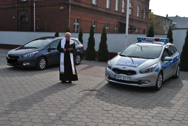 Nowe radiowozy dla funkcjonariuszy z KPP w Nakle (oznakowany i nieoznakowany)  poświęcił ks. Bogumił Stachowiak