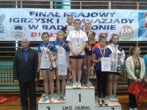 Drużynowe Mistrzynie Polski Szkół Podstawowych na najwyższym stopniu podium, od lewej: Aleksandra Michalczuk, Zofia Tomczyk oraz Beata Mycek.