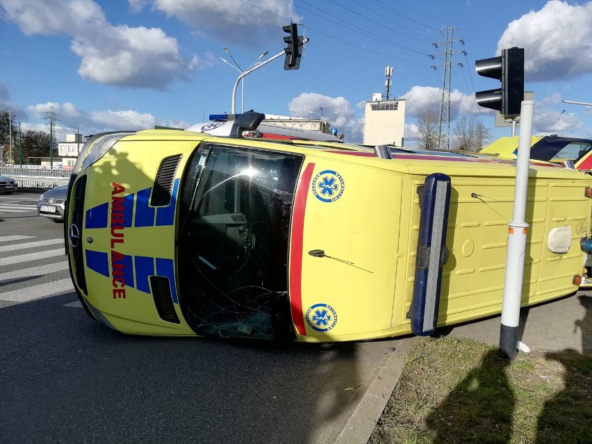 Uwaga! Wypadek karetki i samochodu osobowego w Katowicach