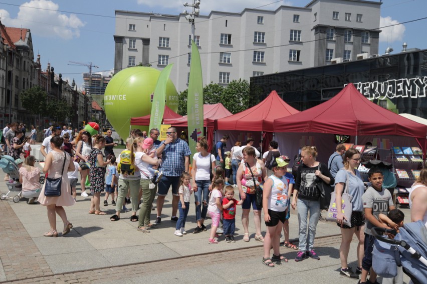 Gry i zabawy na rynku w Katowicach. Tak wyglądał tutaj Dzień...