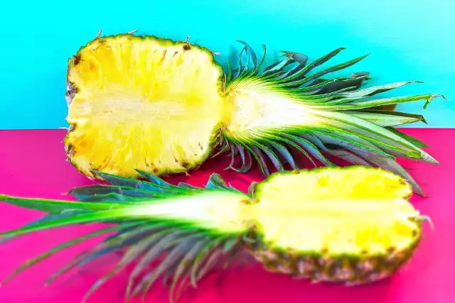 Ananasy to nie tylko smaczne, soczyste owoce. Mają także korzystny wpływ na organizm. Zobacz w galerii jakie mają zalety. Szczegóły na kolejnych slajdach.