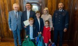 Prezydent Krakowa spotkał się z bohaterskim policjantem z Nowej Huty, który uratował topiącego się 14-latka