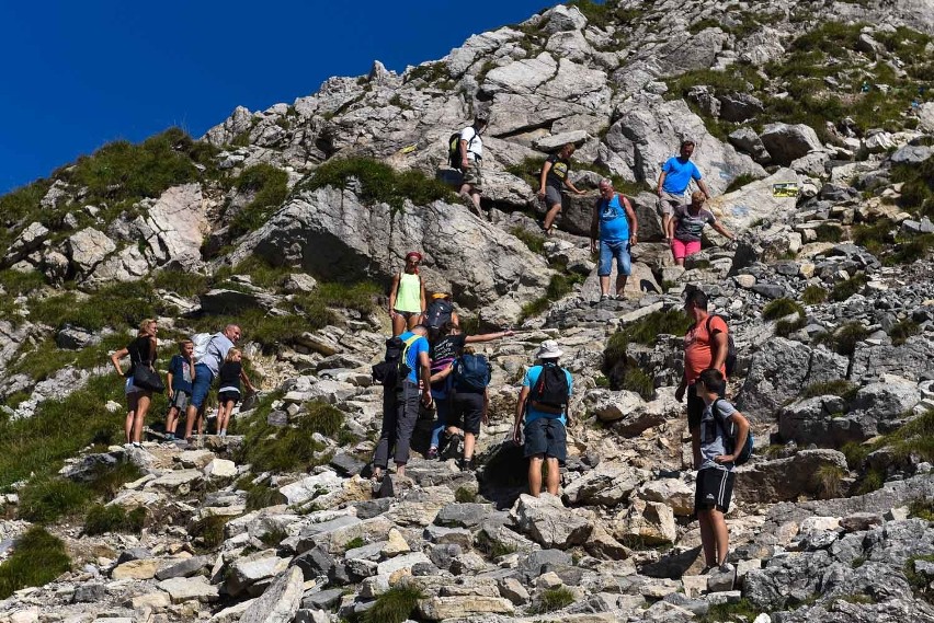 Weekend w górach. Tłumy turystów idą na Giewont [ZDJĘCIA]