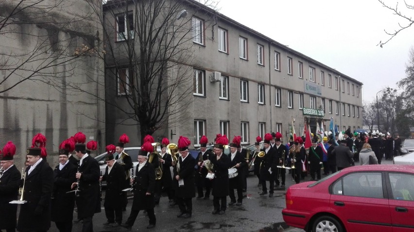 Barbórka w Piekarach Śląskich: górnicy przeszli z orkiestrą z kopalni do bazyliki ZDJĘCIA