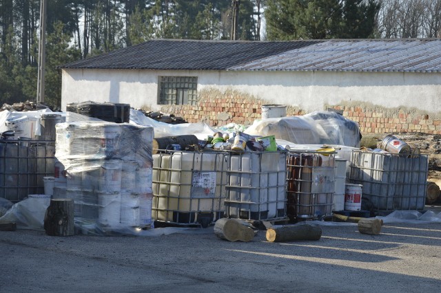 Niebezpieczne odpady składowane są na placu kilka kilometrów od Międzyrzecza. Stoją tutaj także naczepy, z których wyładowano beczki, puszki i pojemniki