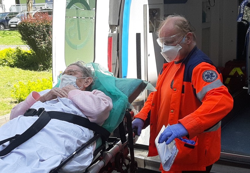 103-letnia Teresa Wójcik opuściła szpital w Koźlu. Najstarsza Polka wyleczona z koronawirusa wróciła w poniedziałek do domu