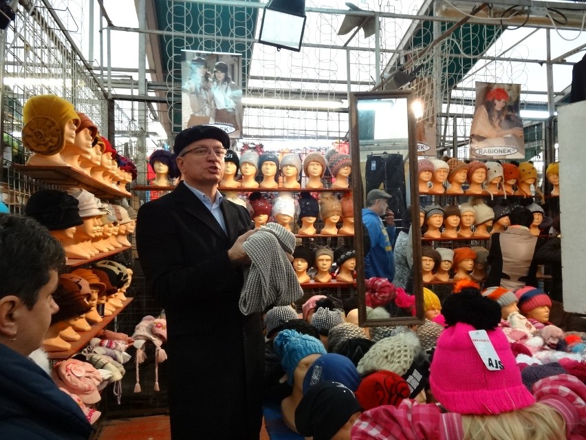 Jacek Jaśkowiak sprzedawał czapki na targowisku Bema