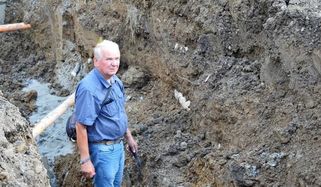 Prace zostały przerwane, na miejsce przyjechał archeolog Eligiusz Dworaczyński z Tarnowa.