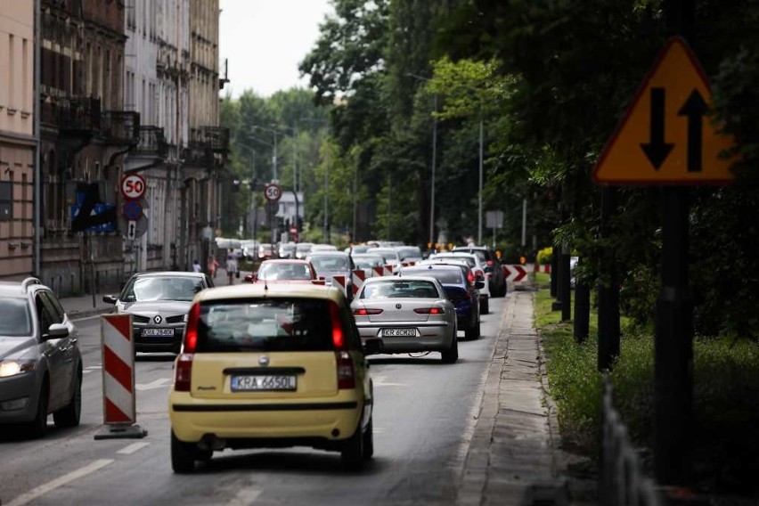 Kraków. Na Alejach Trzech Wieszczów wprowadzono duże zmiany. A urzędnicy już zapowiadają... następne utrudnienia [ZDJĘCIA]