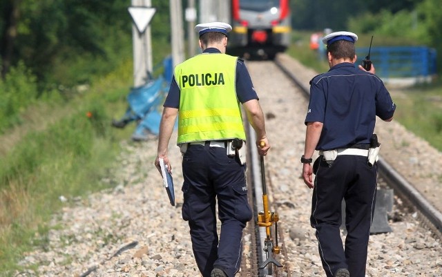 Funkcjonariusze badają okoliczności i przyczyny tragedii.