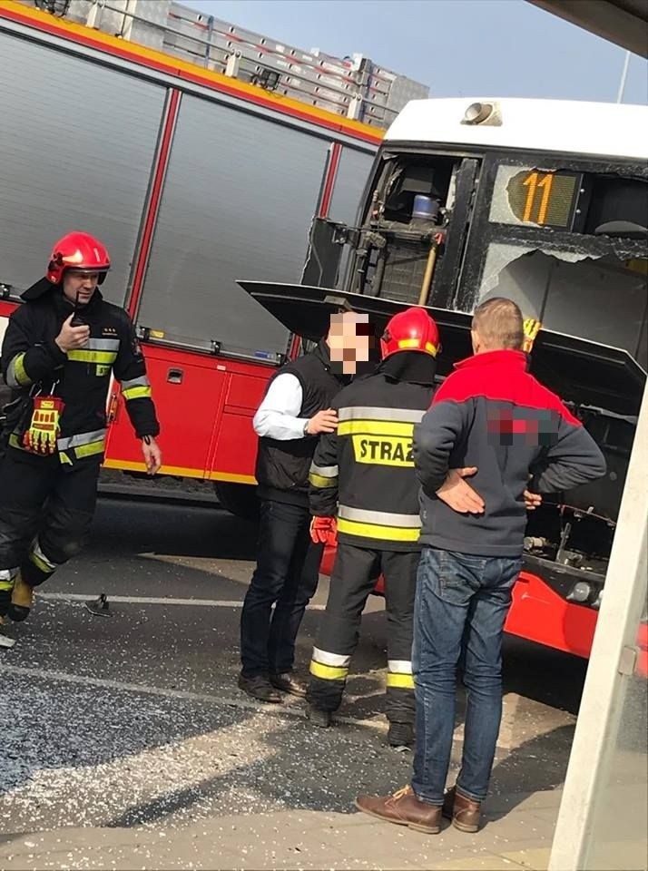 Do kolizji ciężarówki z autobusem doszło w poniedziałkowe...